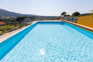 Piscina grande angular