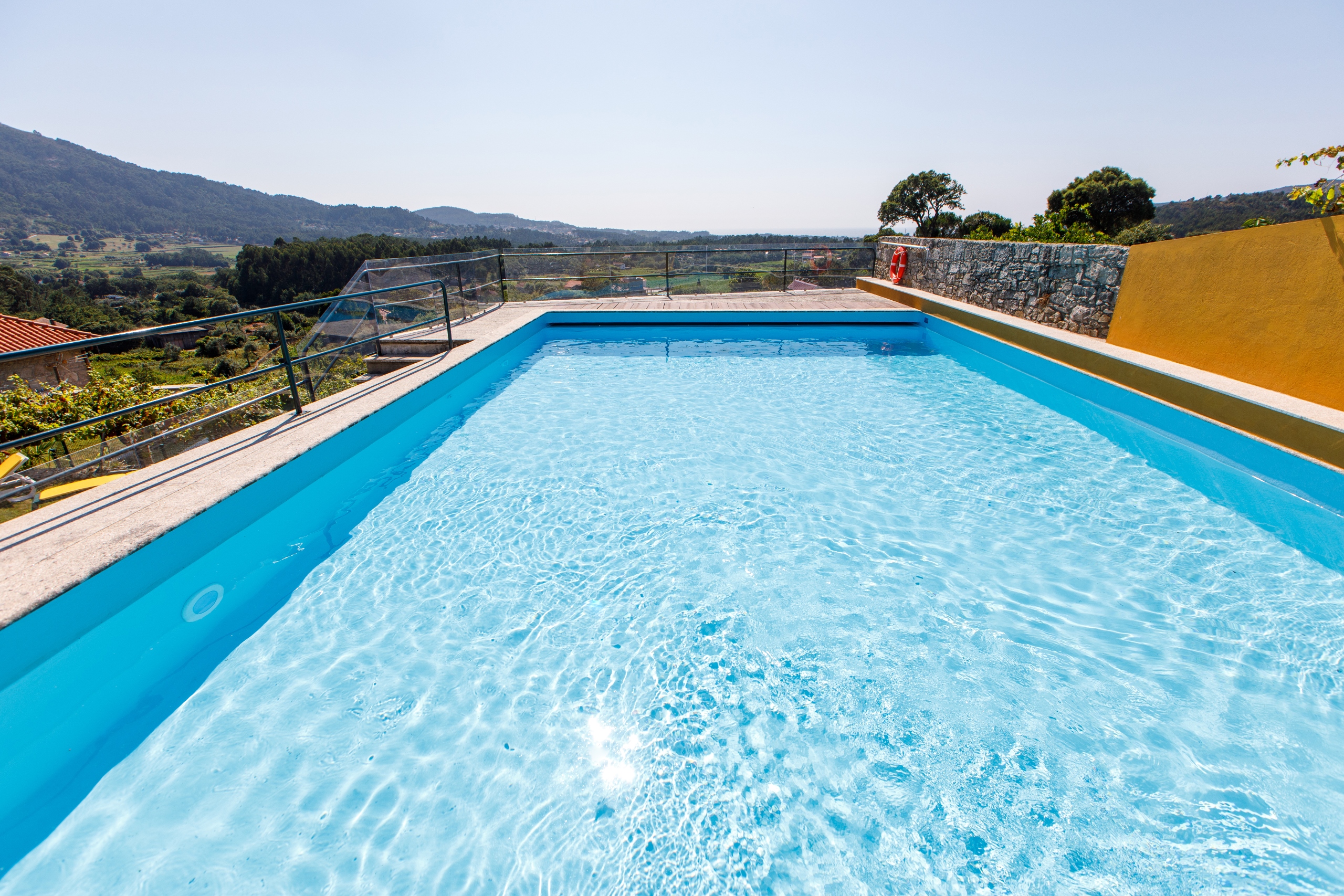 Piscina grande angular